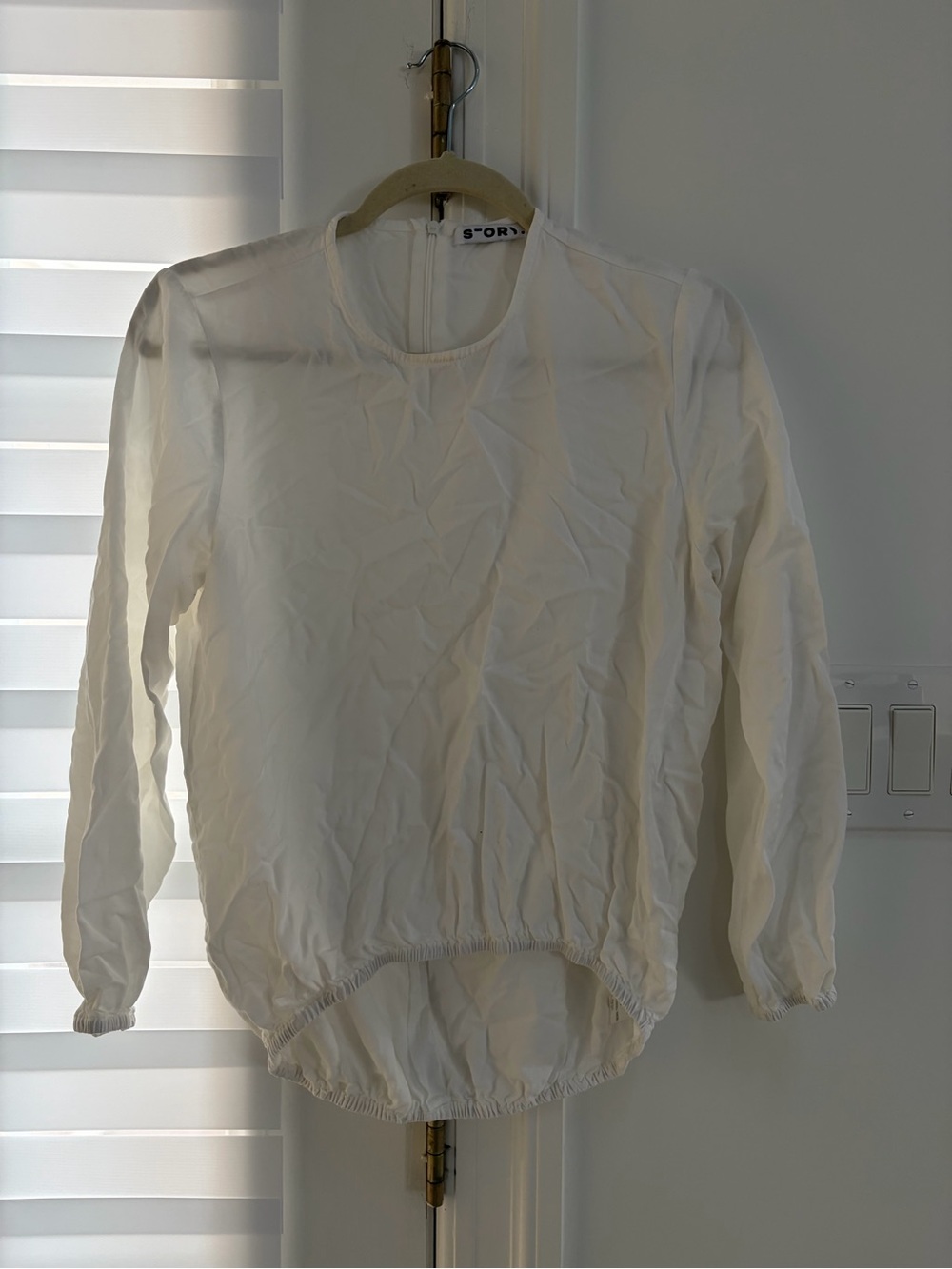 White Long-Sleeve Elastic-Hem Blouse